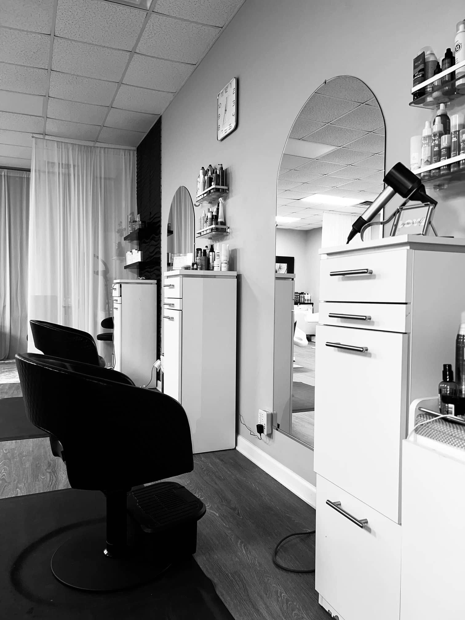 Salon Thairapy 22 interior with styling stations